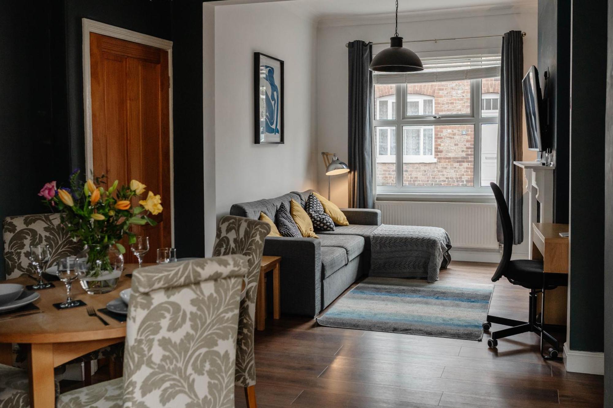 Charming Terrace Steps From City Walls And River - York — Photos 3
